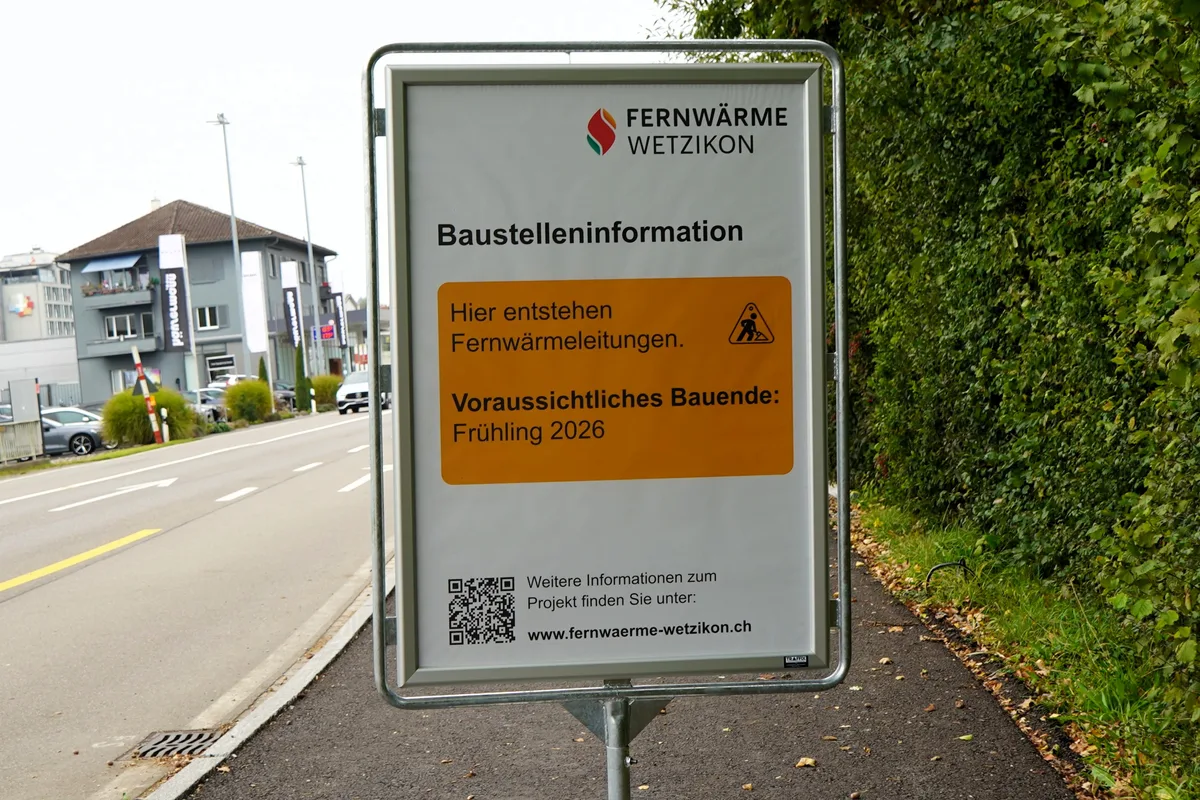 Man sieht ein Hinweisschild für eine Baustelle.